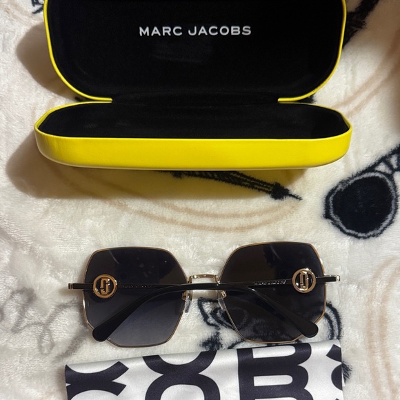 Marc Jacobs Unisex Black Sunglasses with Yellow Case - Picture 4 of 8